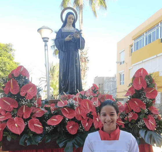 Noemí Castro junto a la venerada imagen de Santa Rita/TA.